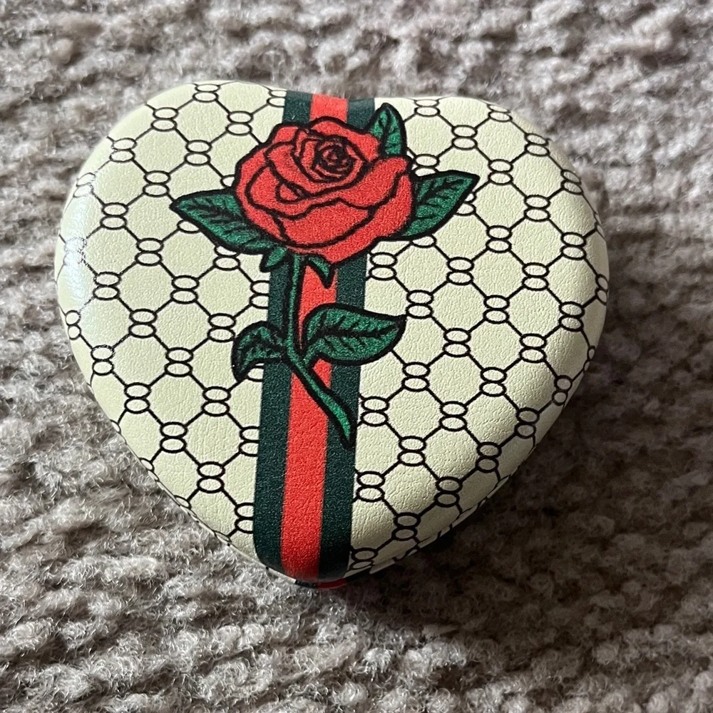 2-1 Heart-Shaped Rose Patterned Mirror and Magnifying Glass
